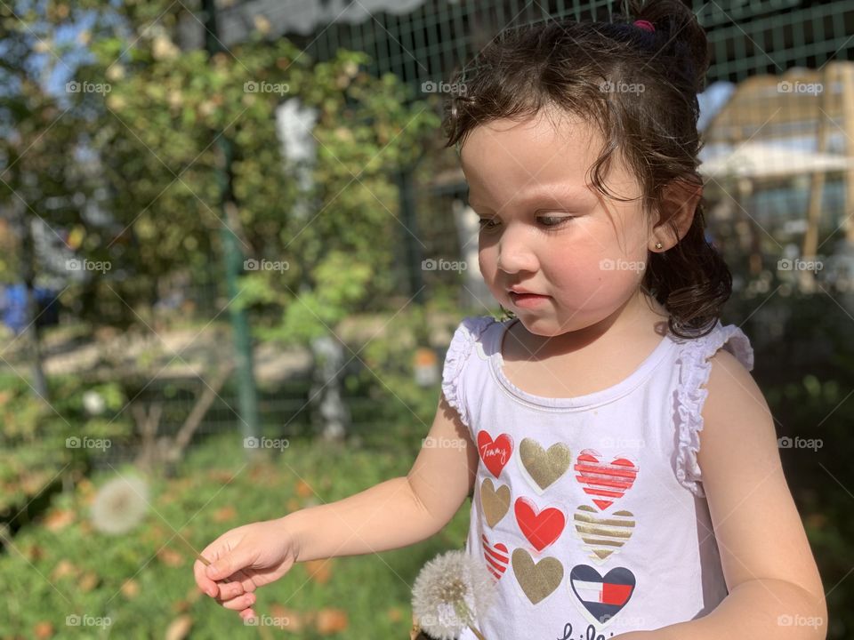 Niña preciosa de la mamá