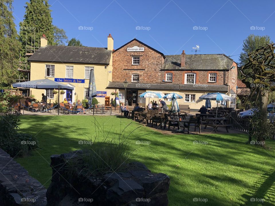 Almost everyone is eating “Alfresco” as a result of an autumn sunshine summer heatwave.