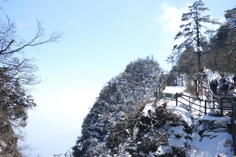 Mount Emei is located near 30° north latitude, southwest of Sichuan Province, on the southwestern edge of the Sichuan Basin. It is one of the “Four Famous Buddhist Mountains” in China.