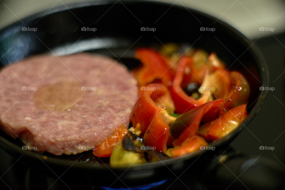 Hamburguesa de Pollo con Pimientos y Tomates Verdes Fritos.,