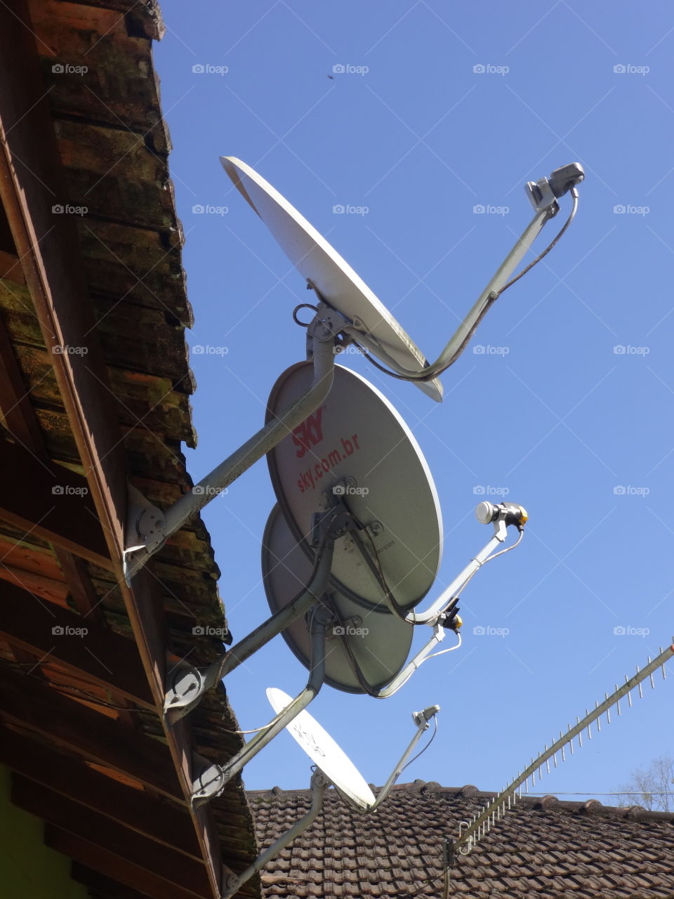 ANTENAS TELHADO CÉU AZUL TEMPO BOM