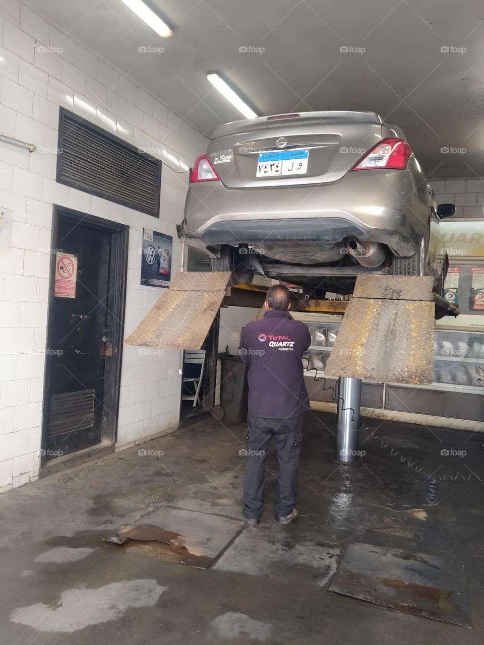 Car maintenance to change the oil and wash the motor