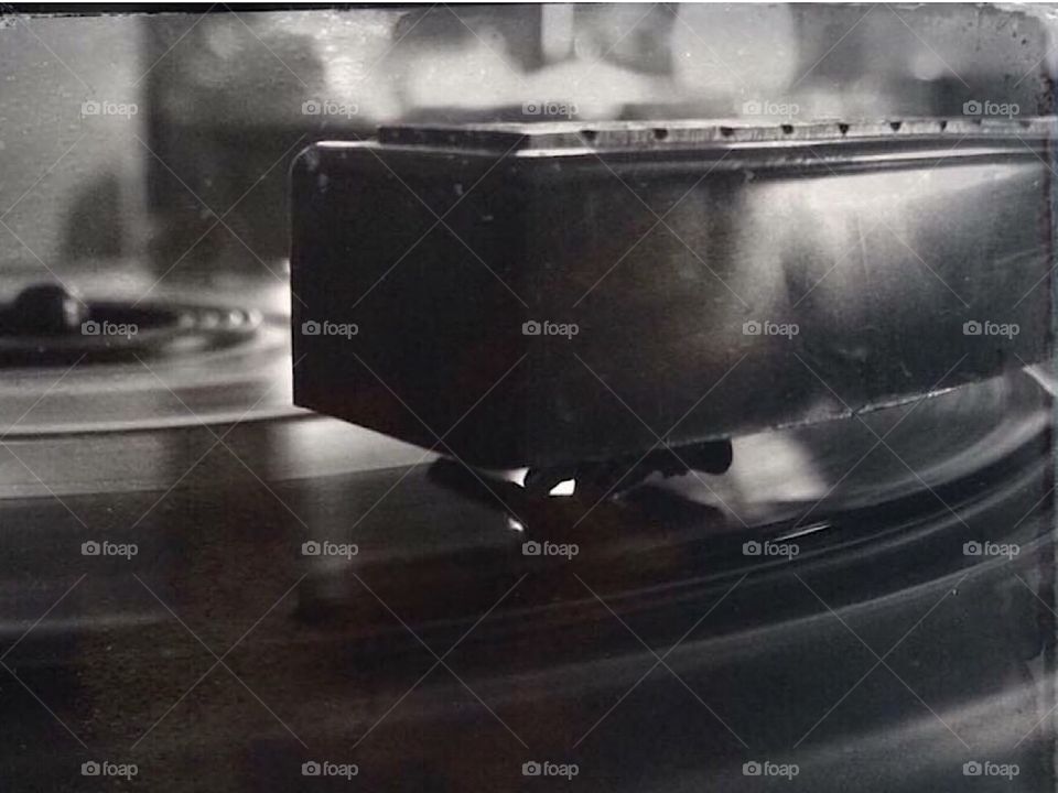 
Just take those old records off the shelf
I'll sit and listen to 'em by myself
Today's music ain't got the same soul
I like that old-time rock 'n' roll