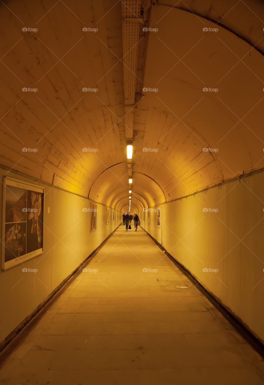 Pedestrian tunnel to the subway 