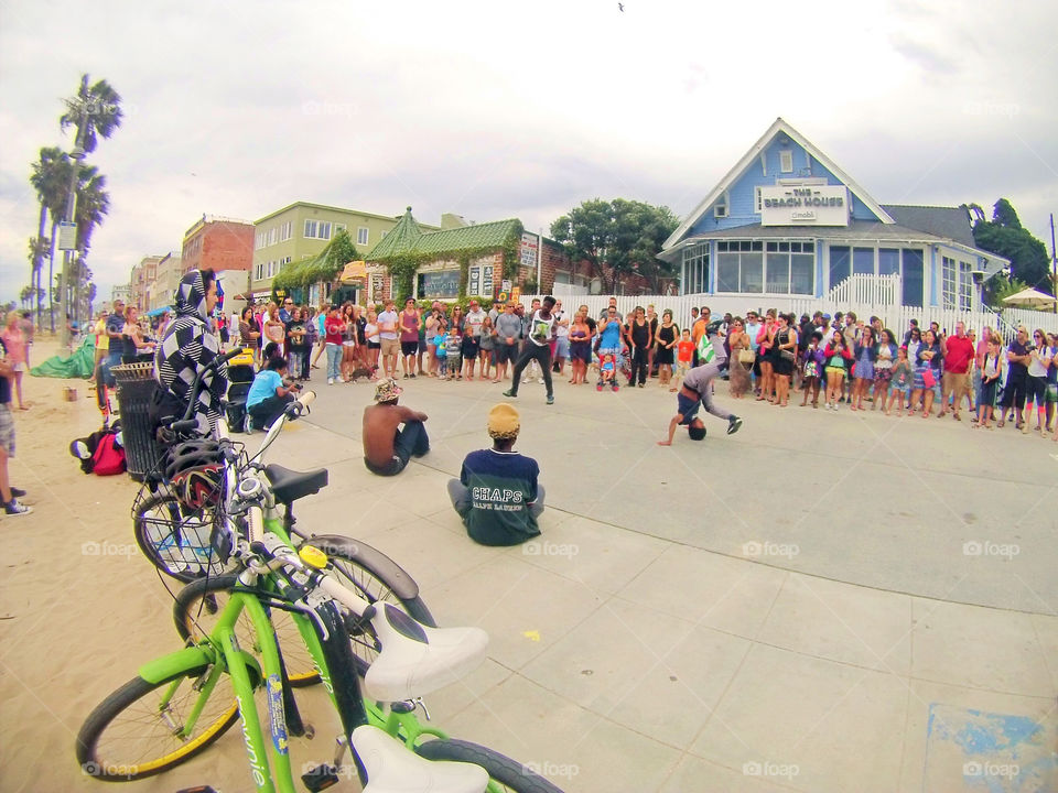 Street performers in Venice  beach