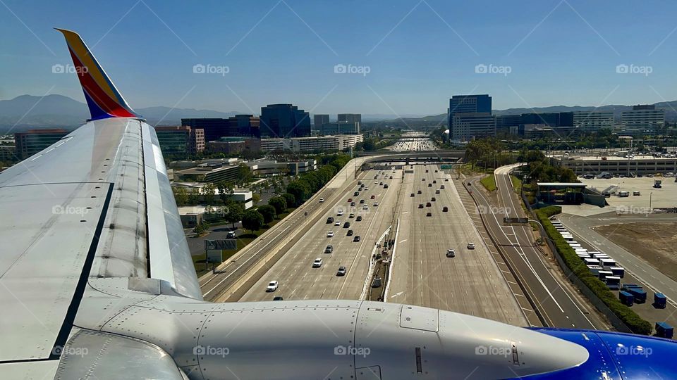 Southwest Airlines Boeing 737 flying over 405 freeway in Irvine California about to land at John Wayne Airport (SNA)