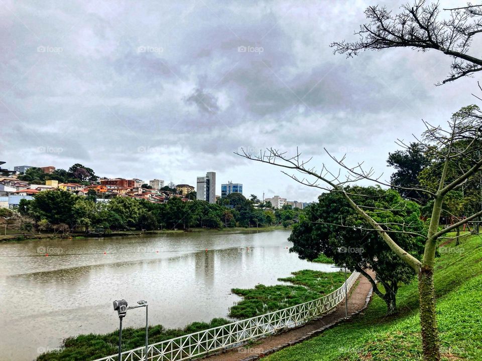 Choveu de madrugada, choveu de manhã, choveu no almoço e chove agora à tarde.
Chuva leve, mansa. Mas não cessa.
Continue tranquilo, São Pedro. Não fique nervoso e a deixe calma.