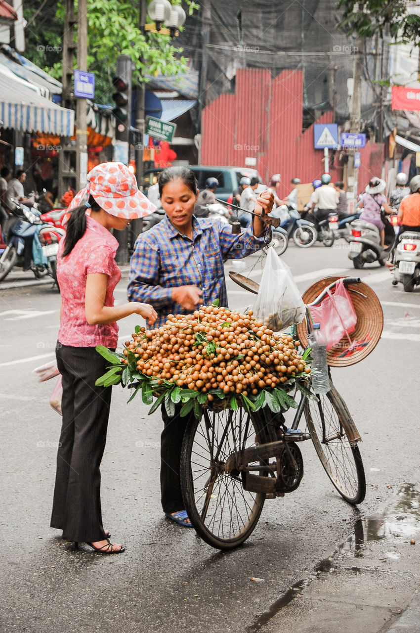 Selling longan fruits in Hanoi