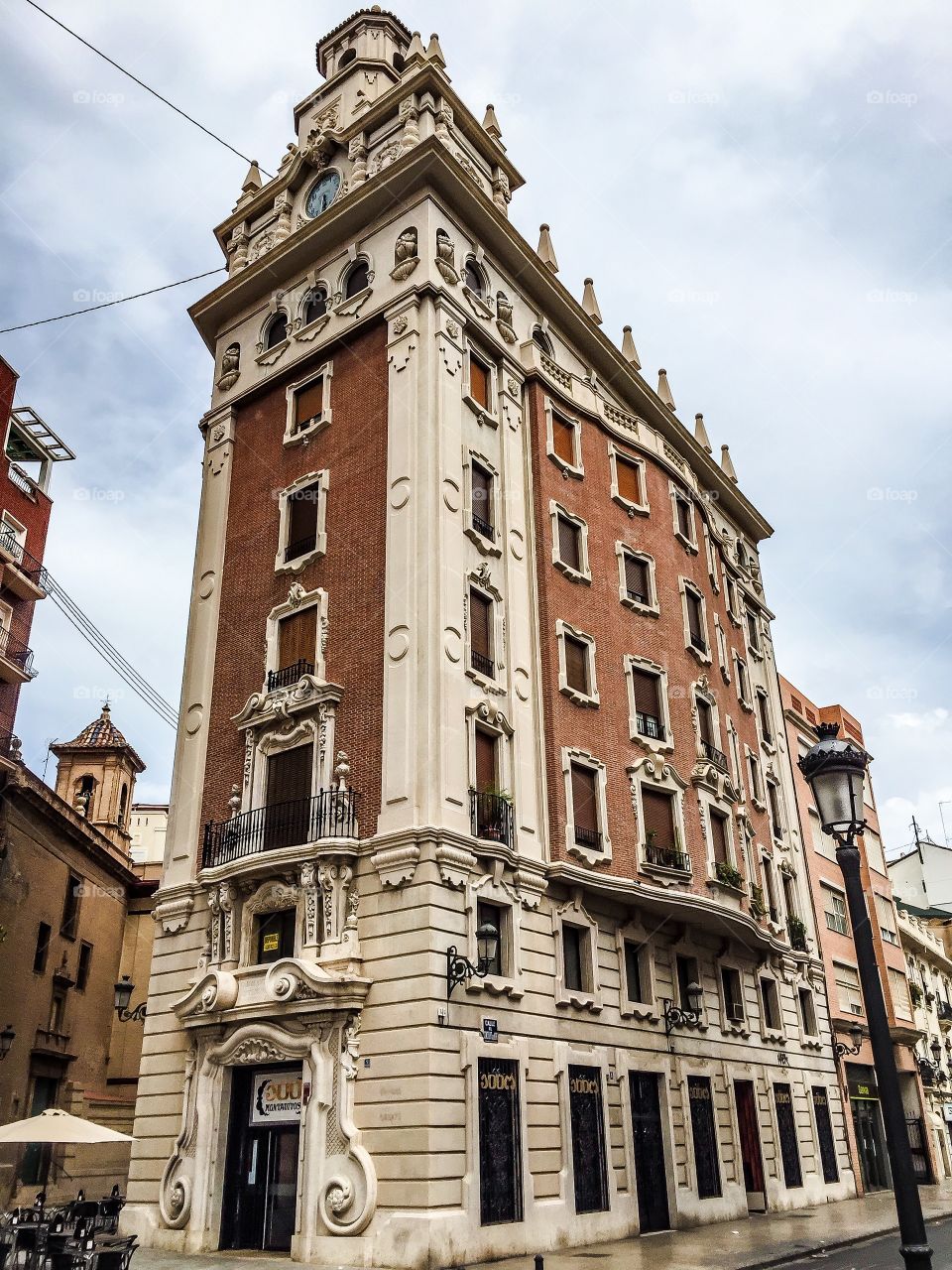 Exificio de la Caja de Ahorros. Edificio de la Caja de Ahorros, Plza. del Dr. Landete (Valencia - Spain)