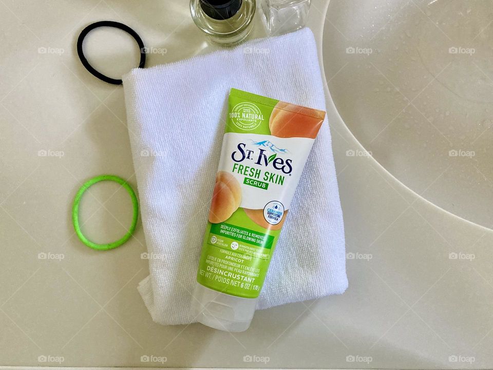 St.Ives FRESH SKIN SCRUB