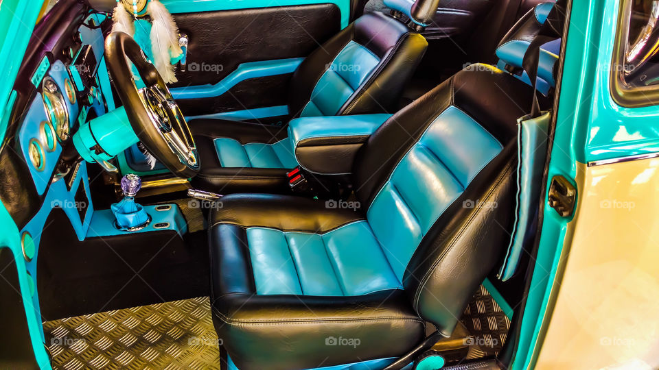 Bancos de couro. Design de carro tuning.