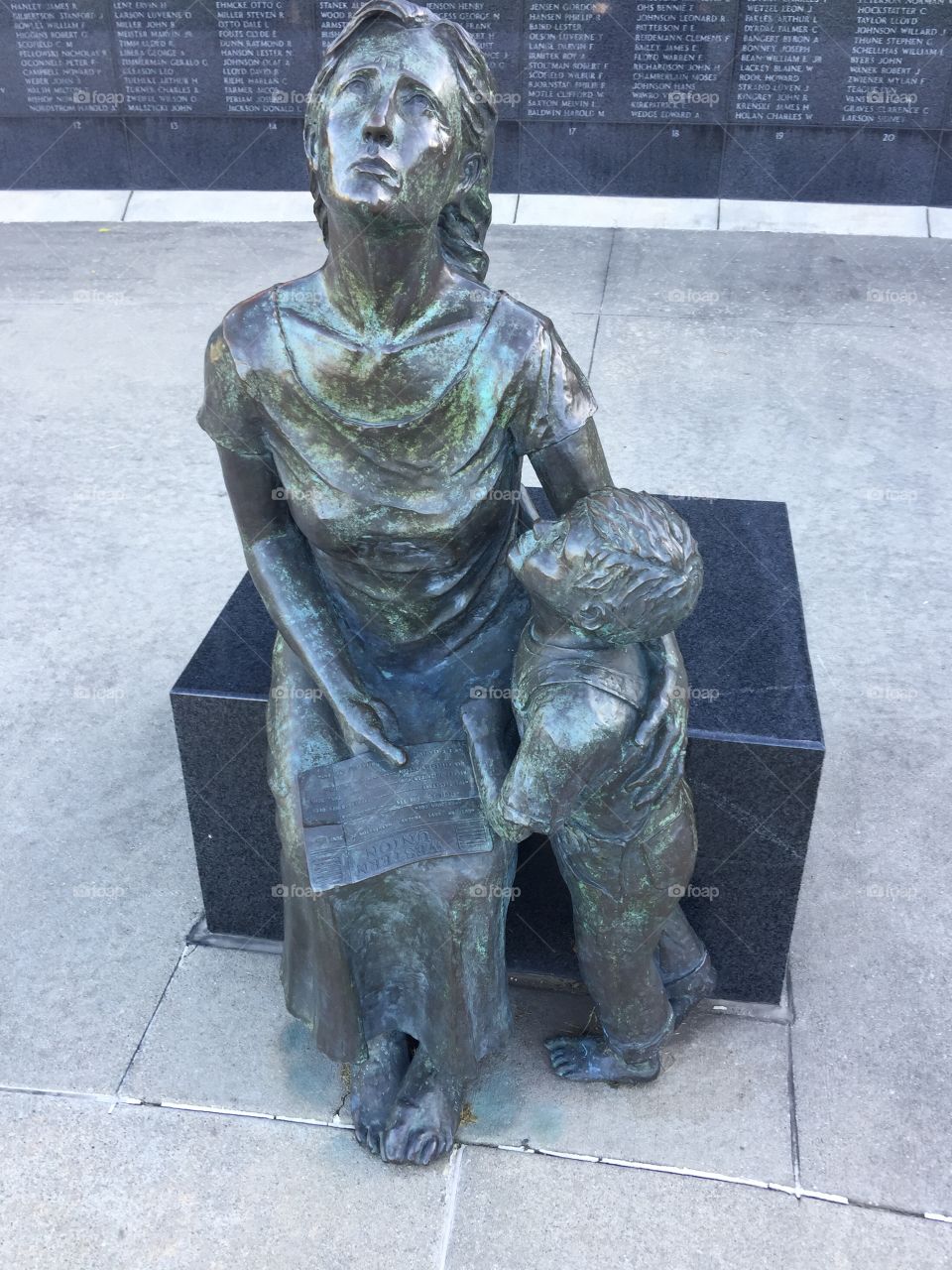 Statue of mother receiving news of death in combat