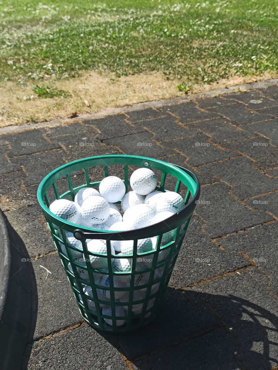 Korb mit Golfbällen