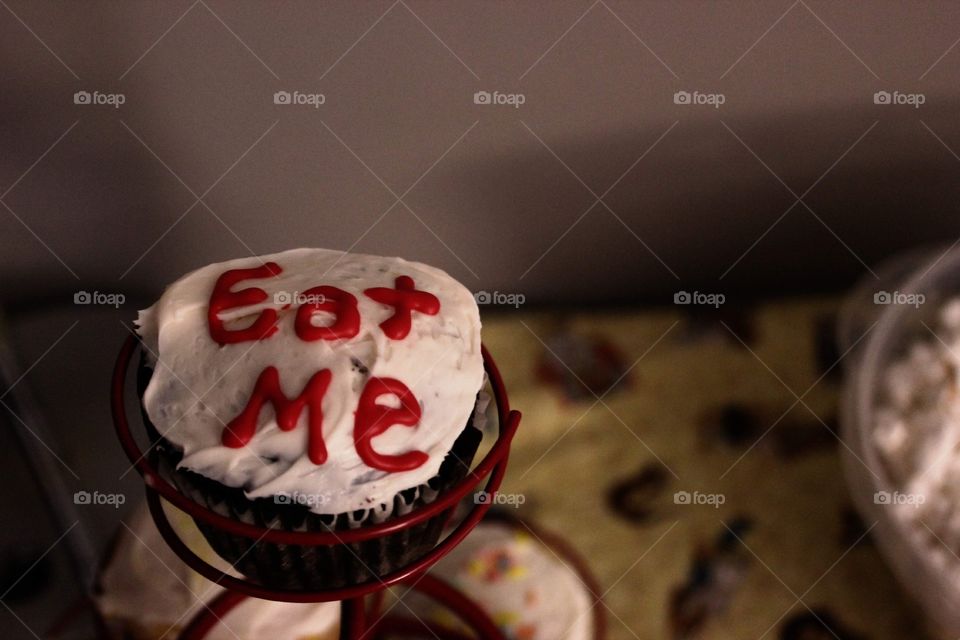 Cupcake with icing that says “Eat Me”