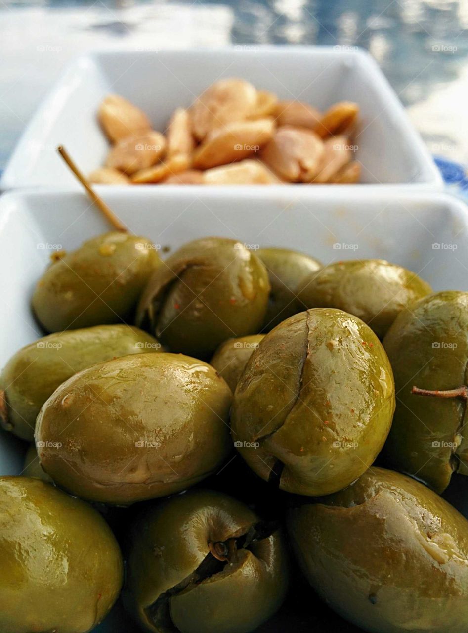 Aperitivo almendras y aceitunas