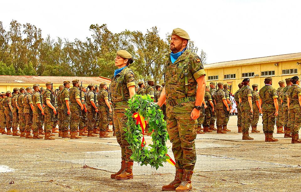 Soldados portando la coronal de laurel en el homenaje a los caídos en el acuartelamiento de García Aldave.2019. Despedida General. Cuarta tonalidad.