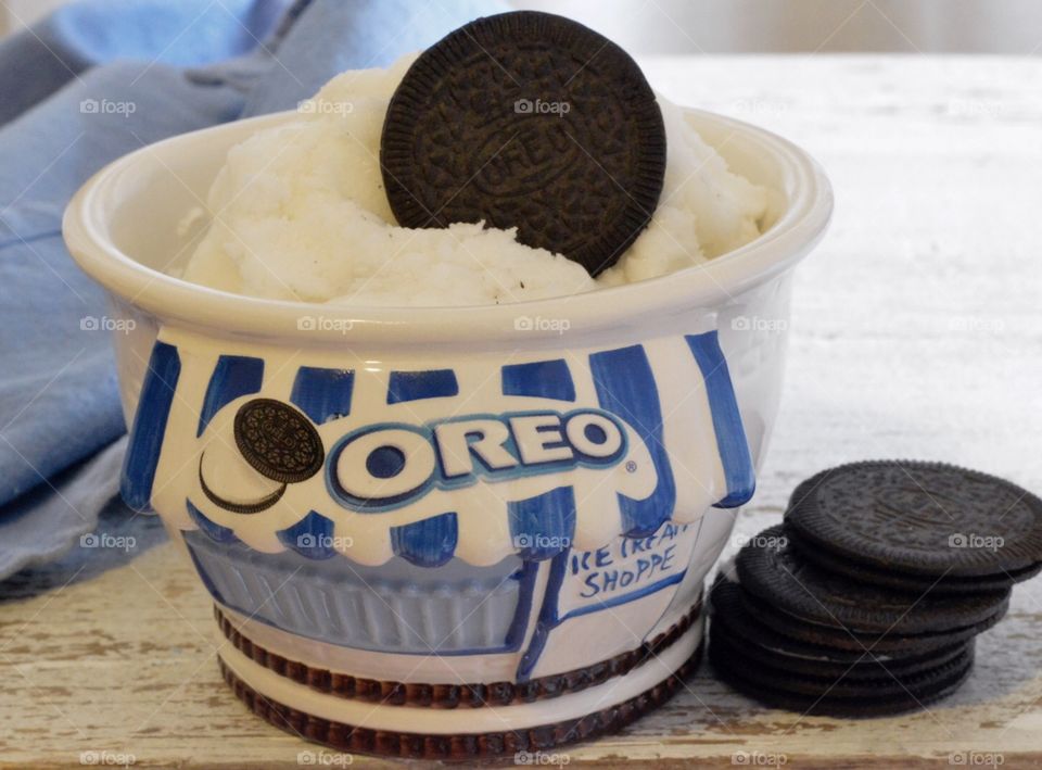 Oreo cookie ice cream flat lay on a white rustic background with a blue towel 
