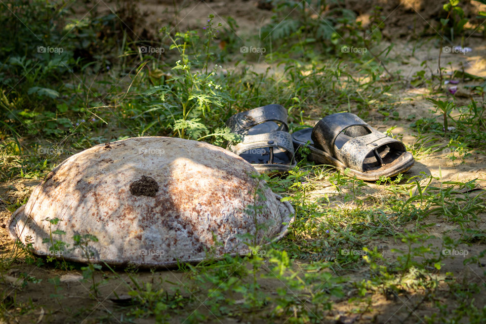 Worker slipper and its iron container to take mud