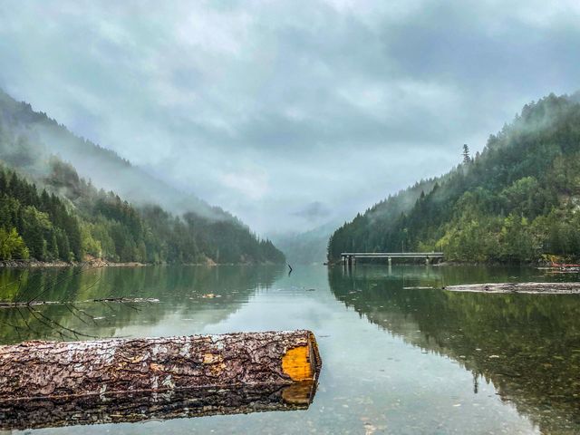 Beautiful Blue River Reservoir in Oregon, with reflecting waters and mountains and a cloudy sky 