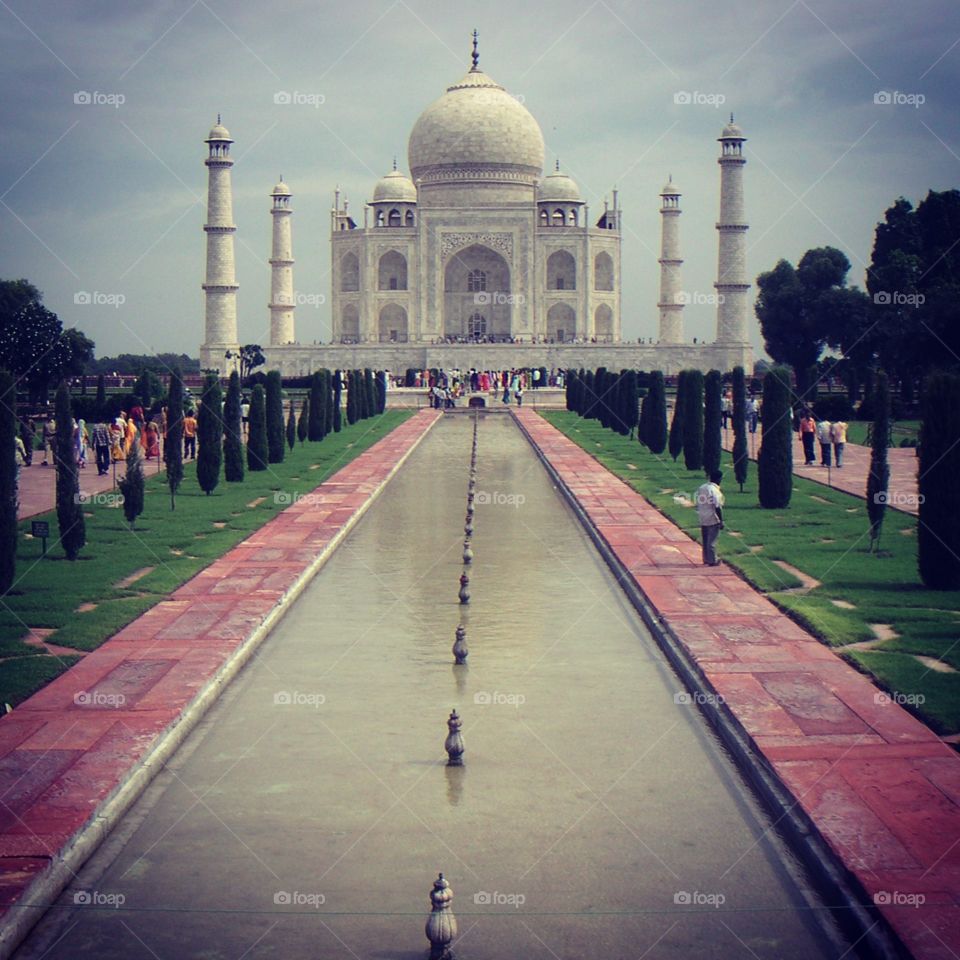 in front of the wtaj mahal in agra