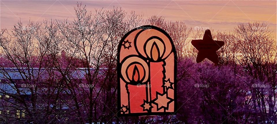 An oversized Christmas decoration presents itself one morning when looking out the window in „Bavaria“, Germany. The time of Advent is here and Christmas is only a little over two weeks away. 2023. Hypnotic Productions