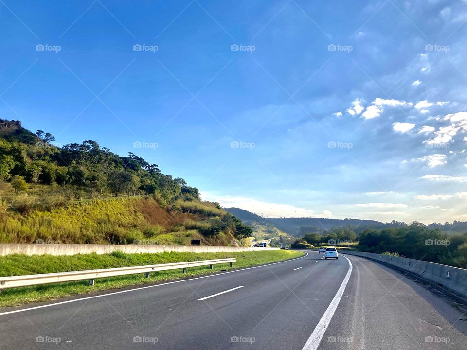 🇺🇸 On this stretch of the Dom Pedro I Highway, in Valinhos, I keep thinking: how beautiful our São Paulo countryside is! / 🇧🇷 Neste trecho da Rodovia Dom Pedro I, em Valinhos, fico pensando: como é bonito nosso Interior Paulista!