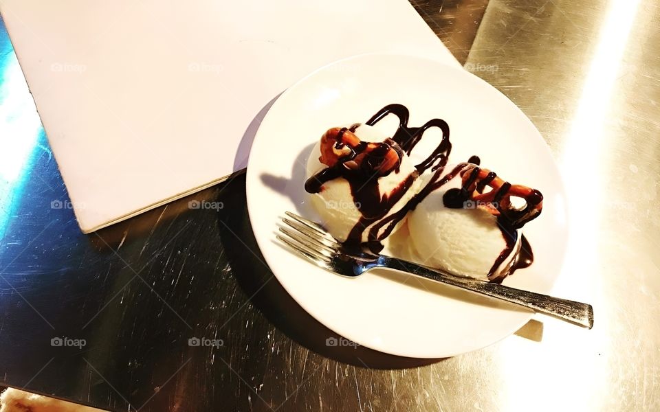 ice cream vanilla with chocolate topping