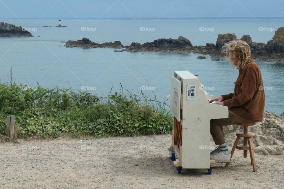 Pianist at the Pointe du Grouin (in Brittany)