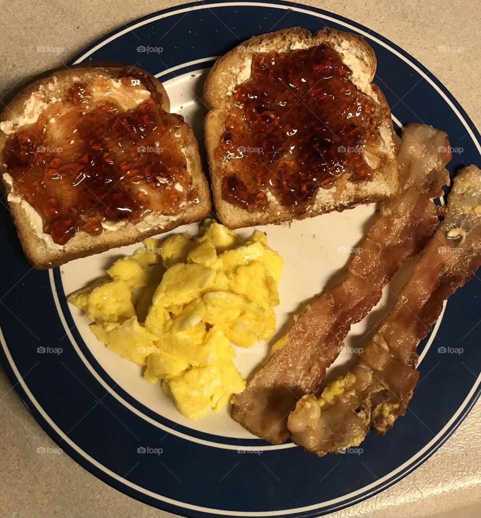 Bacons, eggs and toasts for breakfast. This meal looks good enough to energize one for the rest of the day.