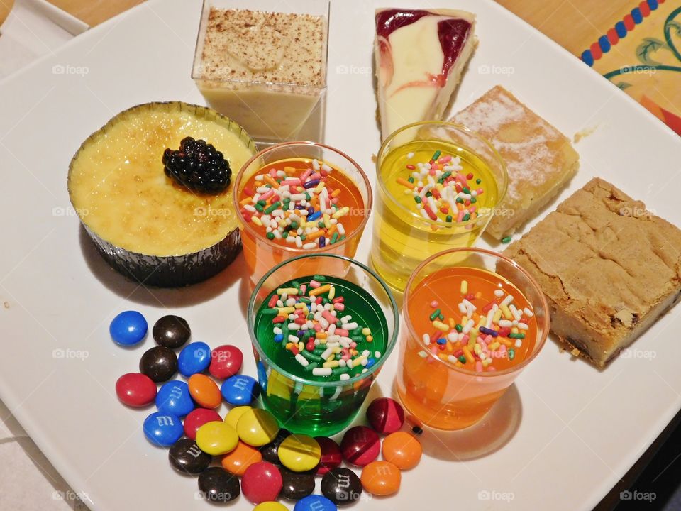 Meals and snacks of the world - A delicious variety of sweets - World snacking is a way of life. Foods are typically designed to be portable, quick, and satisfying. Chocolate, fresh fruit, and vegetables are the most common foods and meals