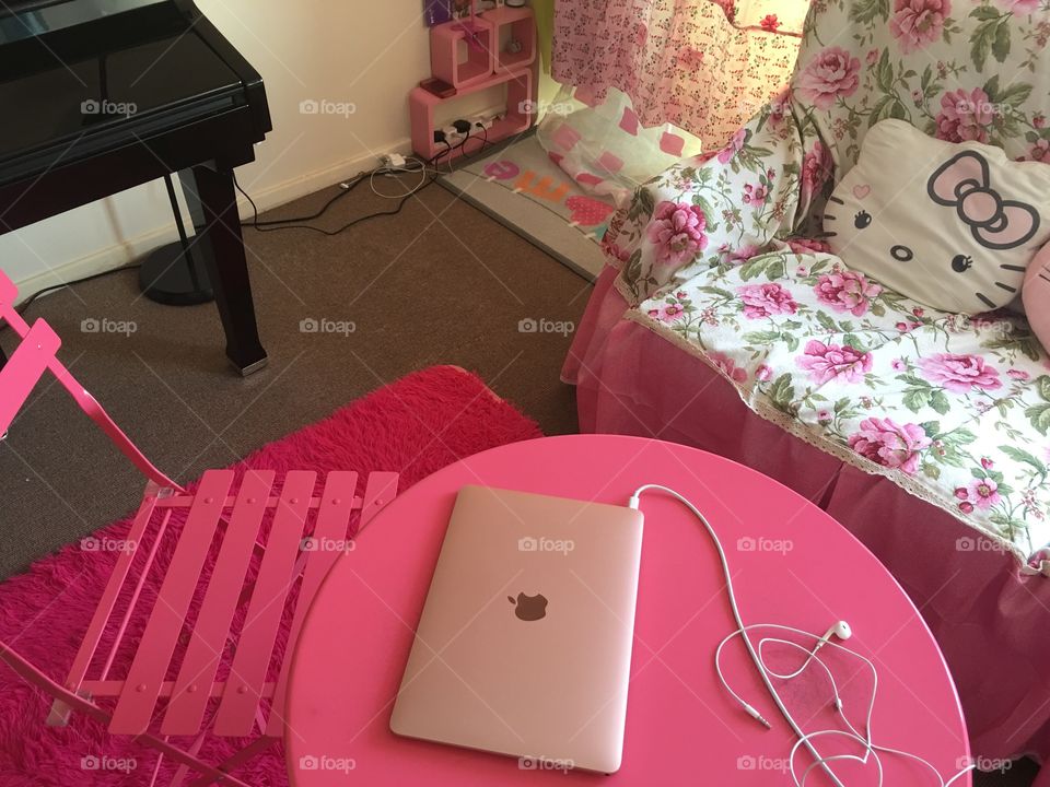 Pink living room & iMac
