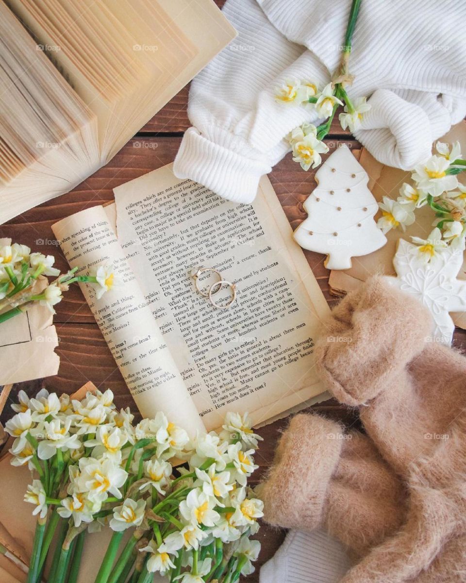 I am in love with the smell of Daffodil flowers and of course the smell of old books!I m obsessed with design. Put all beautiful and nostalgic things together..