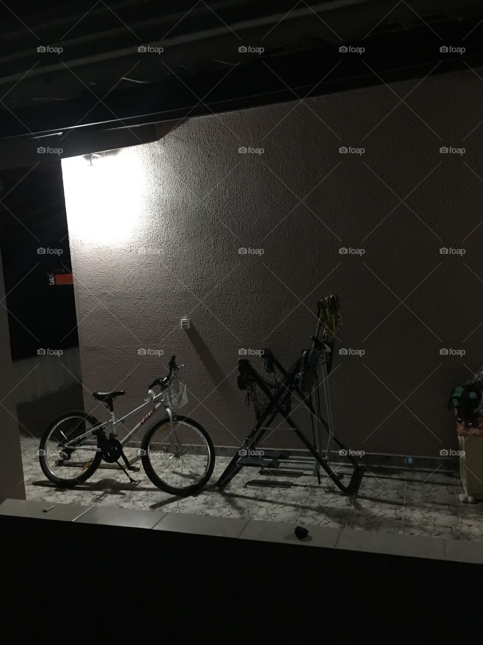 Detalhes da noite - ciclista noturno com sua bicicleta para madrugar! Quem quer pedalar?