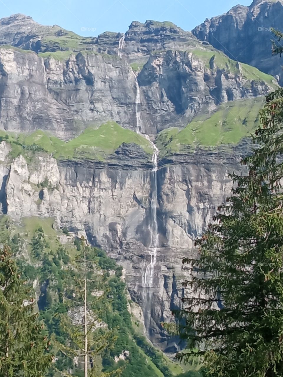 très longue cascade dans la montagne