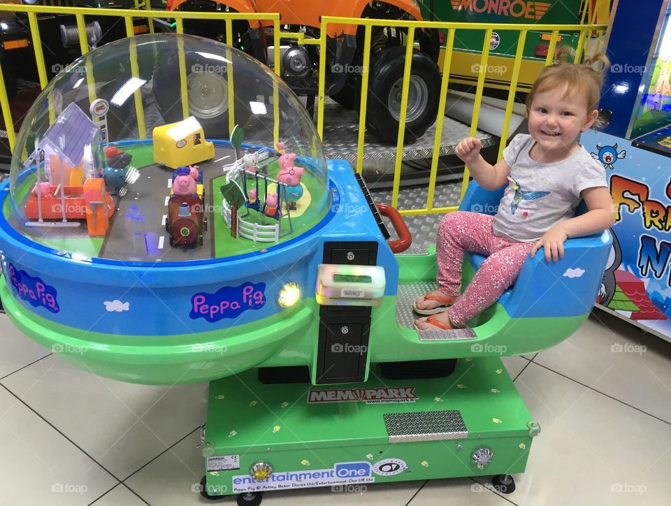 Passeando com a nave de brinquedos da Peppa Pig! Como as crianças amam essa porquinha...