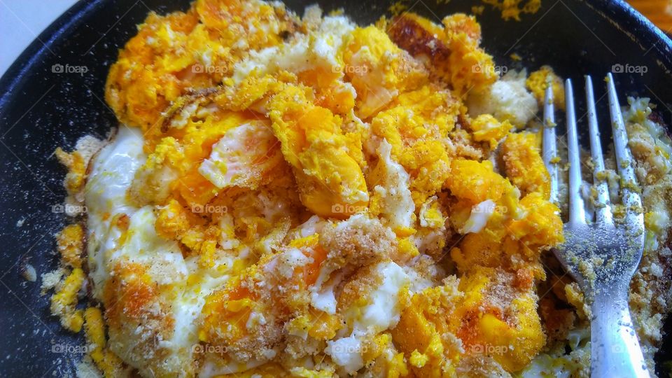 Ovos de galinhas caipiras, fritos mexidos com farinha de mandioca.