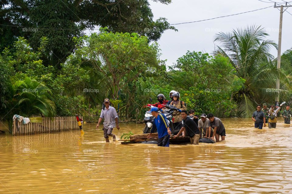 bencana banjir mengepung warga