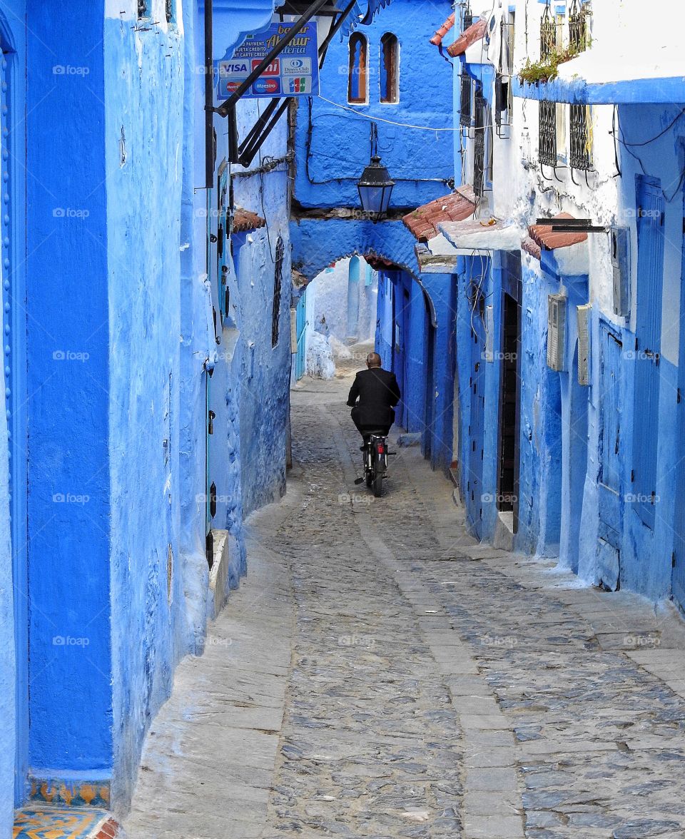 The  narrow alley of Chefchauen 