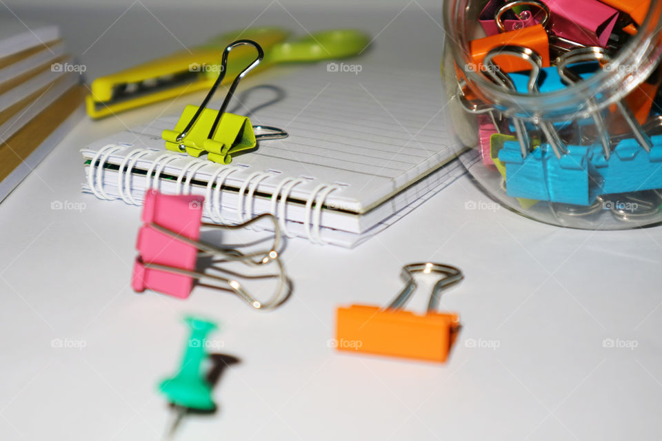 Pin clips paper clips