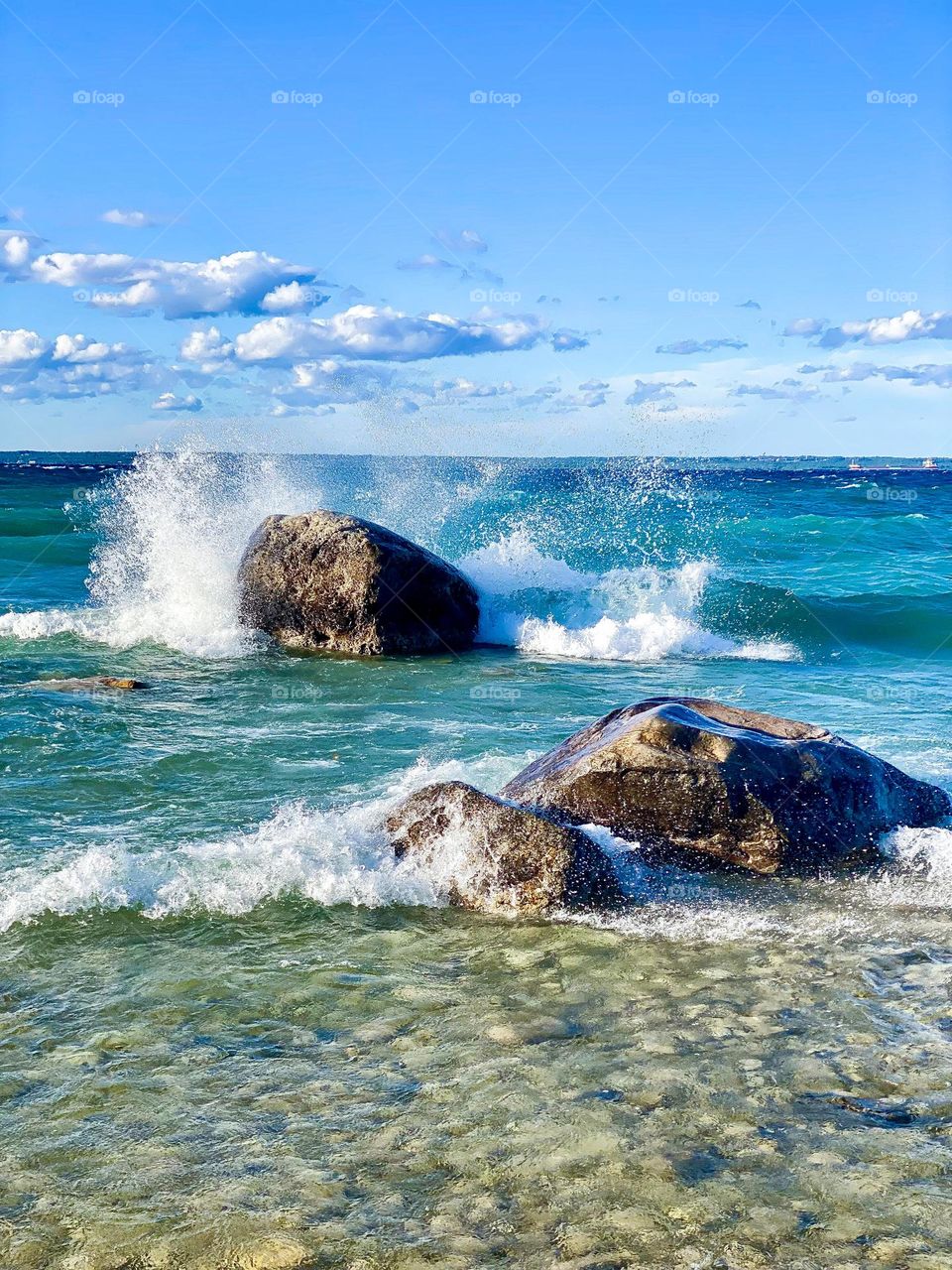 Wave crashing on the rocks 