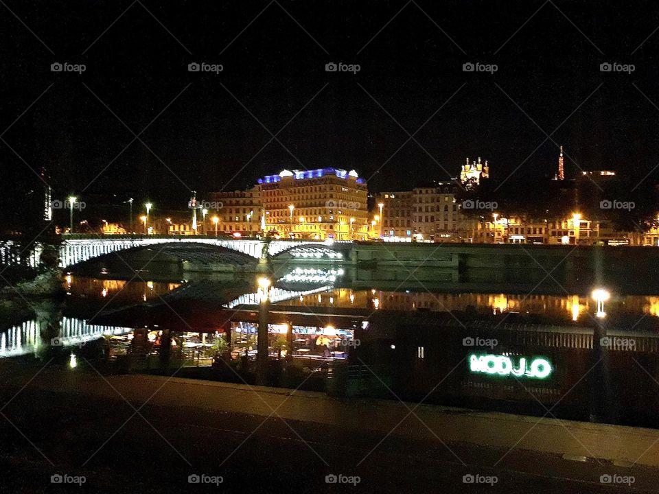 Rhône reflections, but where does the Green sign come from? 