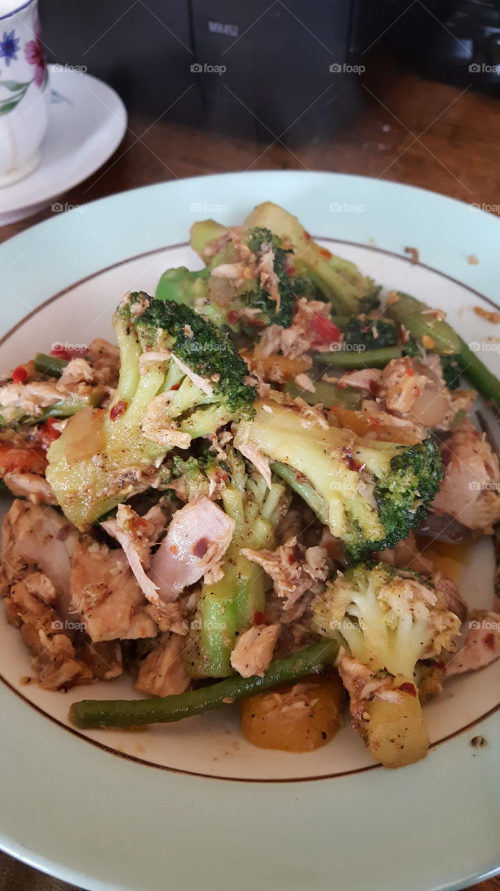 Tuna and vegetable stir fry, spicy fresh and delicious.