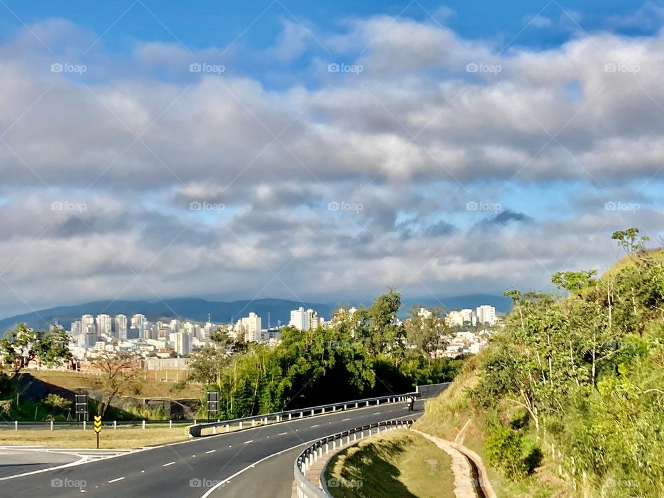 Chegar em Jundiaí e encontrar a natureza bonita da Serra do Japi + o progresso do nosso município: bom demais!

Olhe só que as nuvens estão rodeando a cidade…

