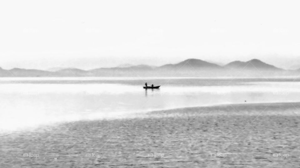 Muito mar e peixe para um pequeno barquinho.