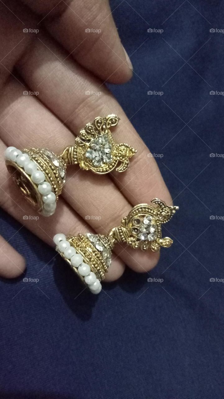 This is beautiful, attractive pairs of ear ring. one of the most favourite pair of ear ring in my jwellery. This is white and gold coloured and having beautiful peacock design. looks very attractive and beautiful.