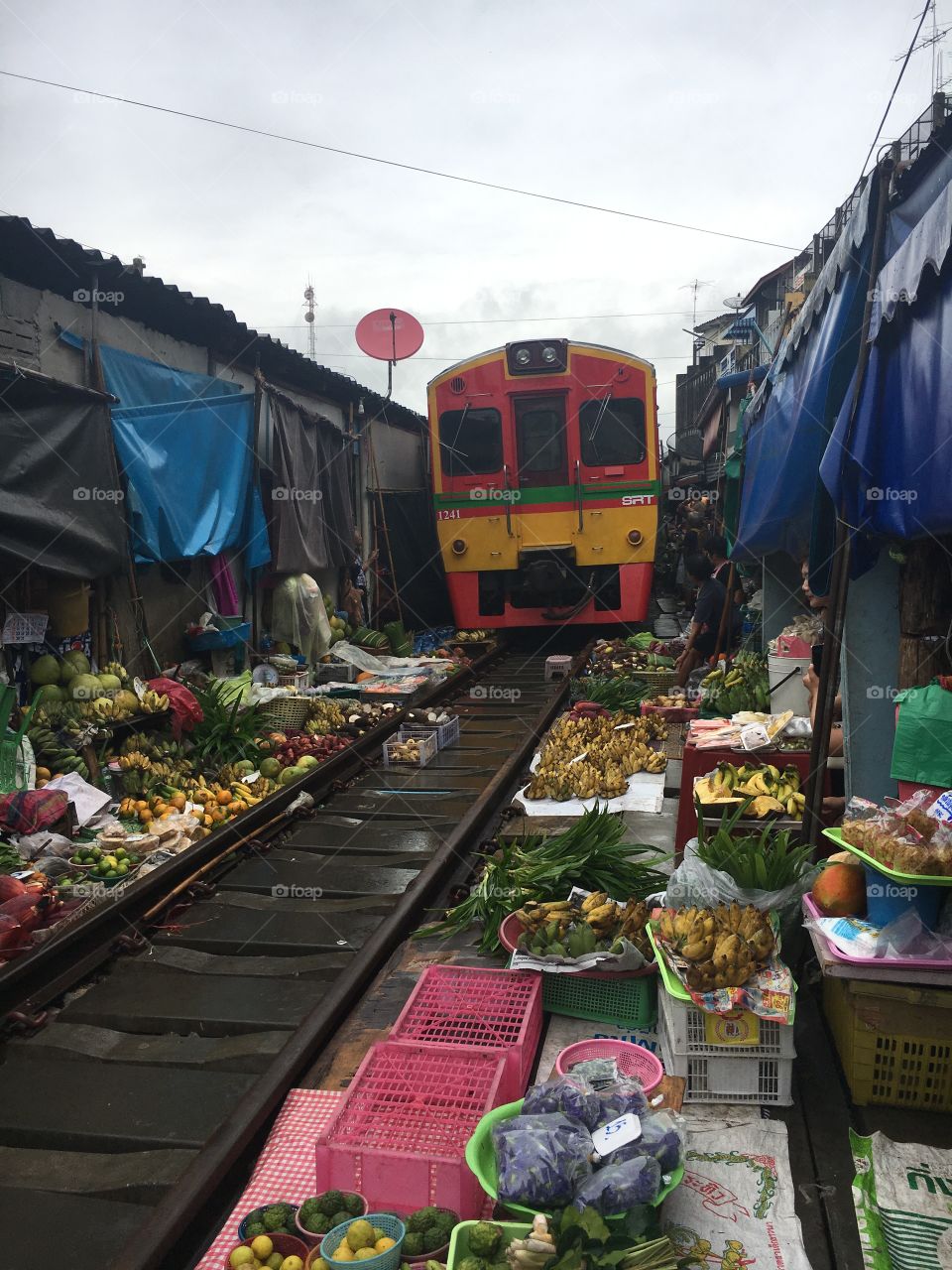 5 times a day, vendors at this market pull their produce out of the way for the incoming train 🚂