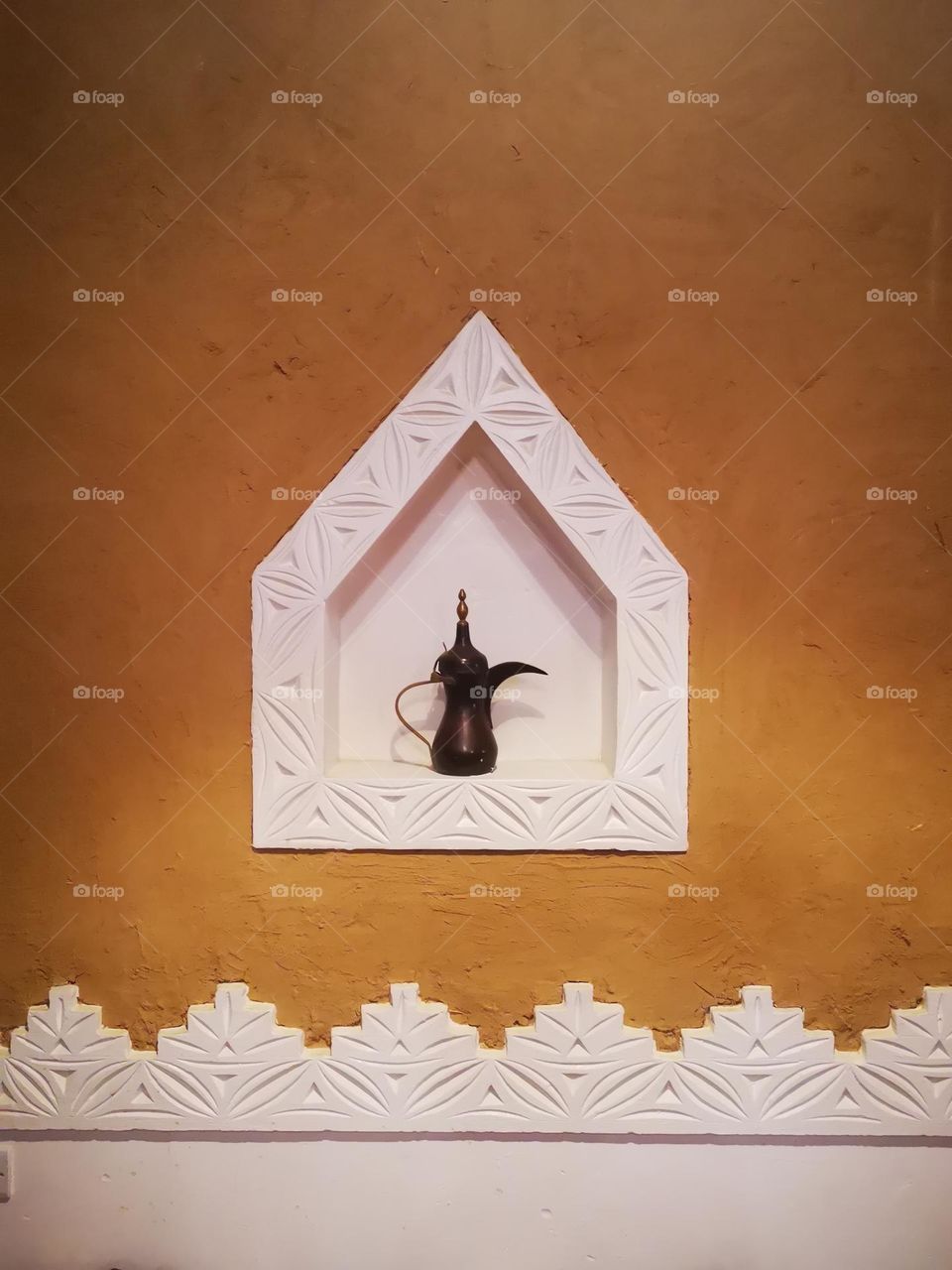 Desert sand-inspired décor and pot