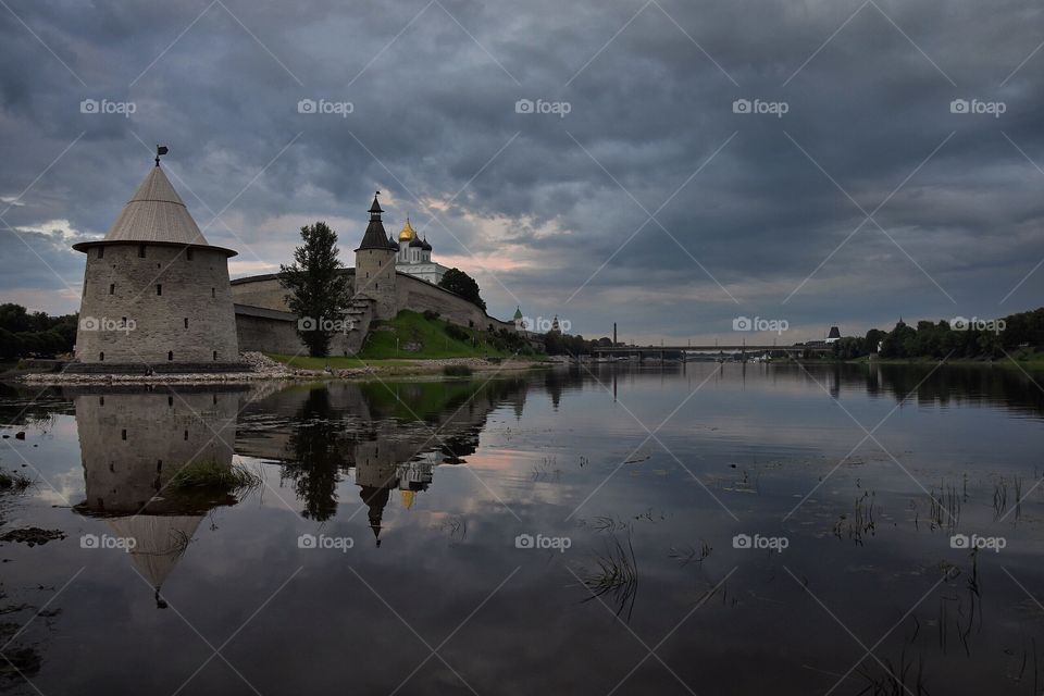 Псковский кремль, величественно возвышающийся над рекой Великой.