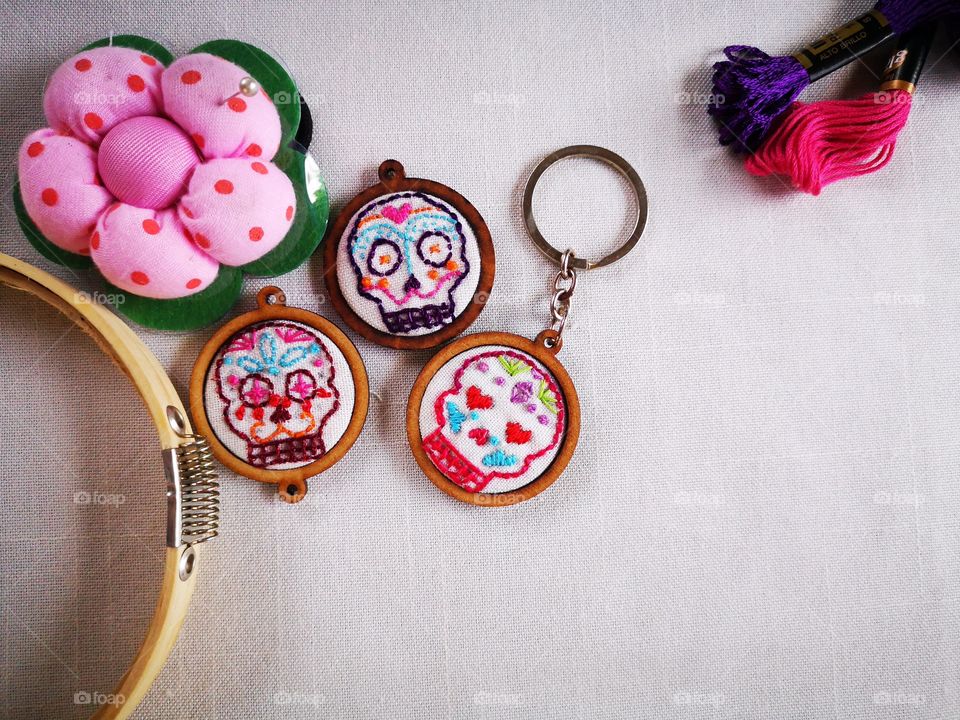 handmade embroidery, mini embroidery, 5cm. beautiful project, in a colorful composition, little skulls in keychains, patches and jewelery. mexican hand made.