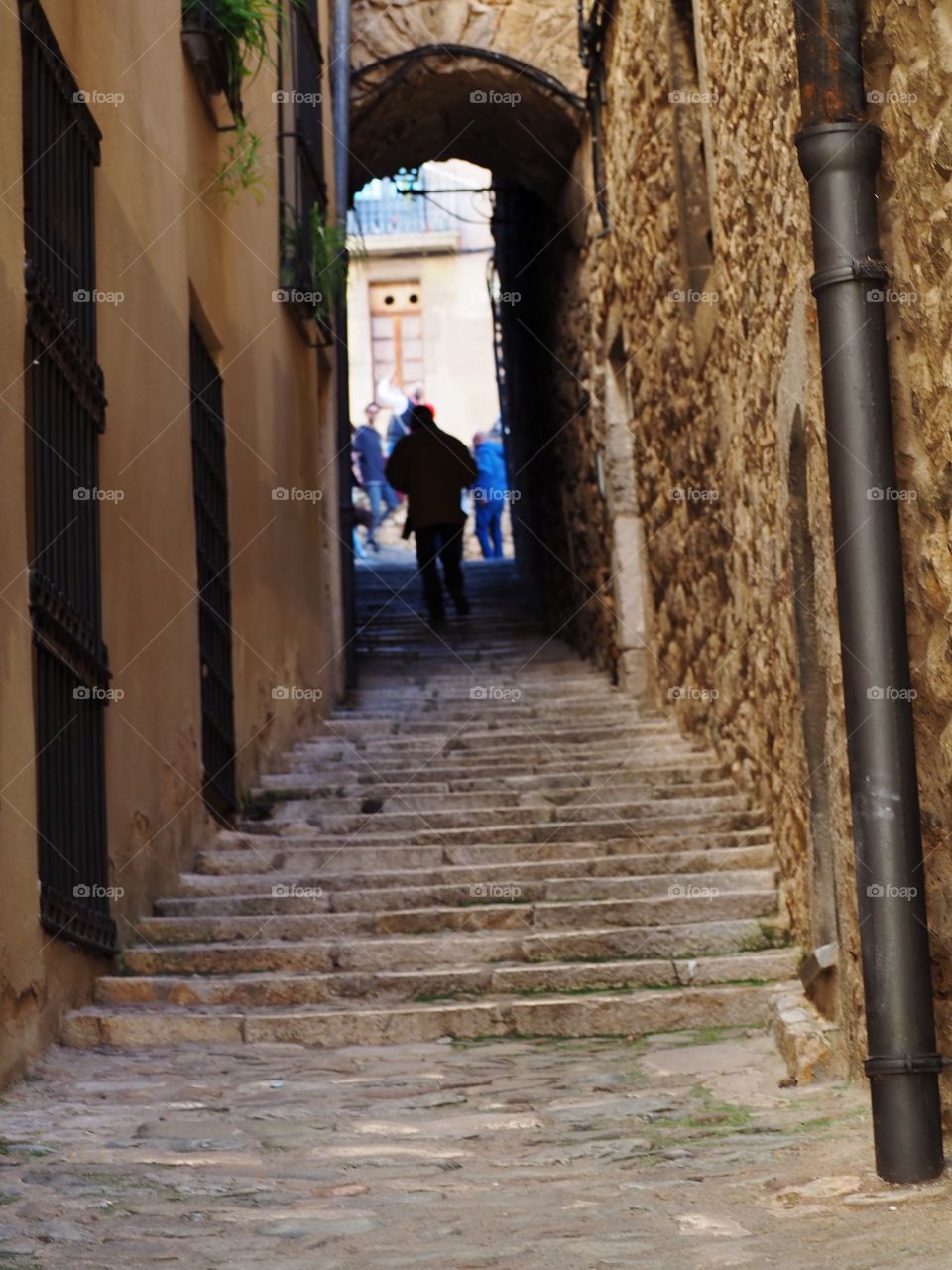 Girona,calles,escalera,personas,estrecho.